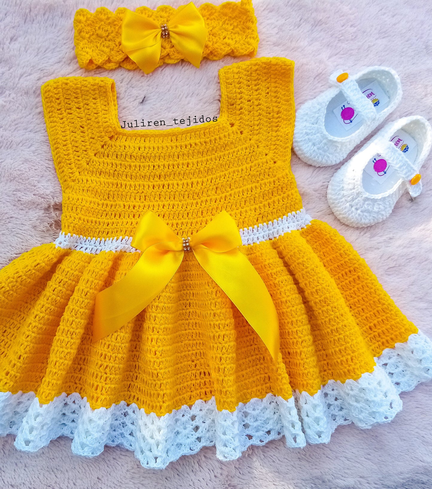 Vestido a crochet con listón