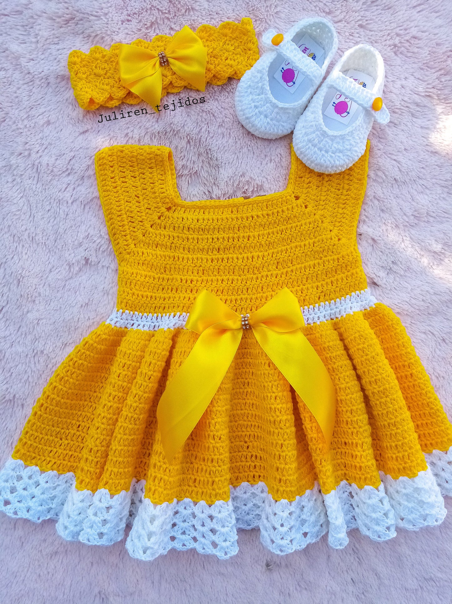 Vestido a crochet con listón